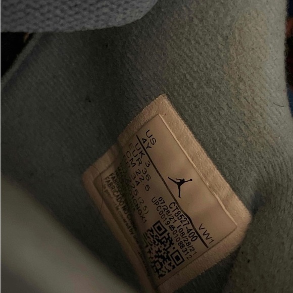 Air Jordan 4 - Picture 2 of 5